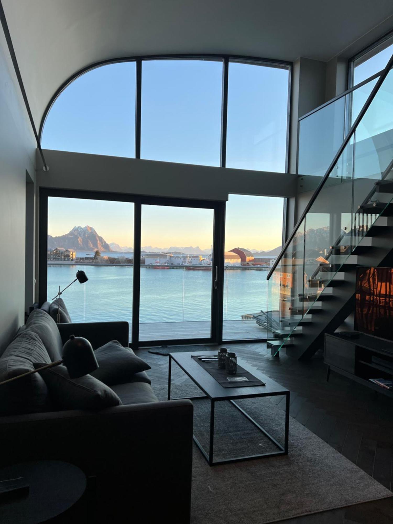 Lofoten Suiteapartments スヴォルヴァール エクステリア 写真